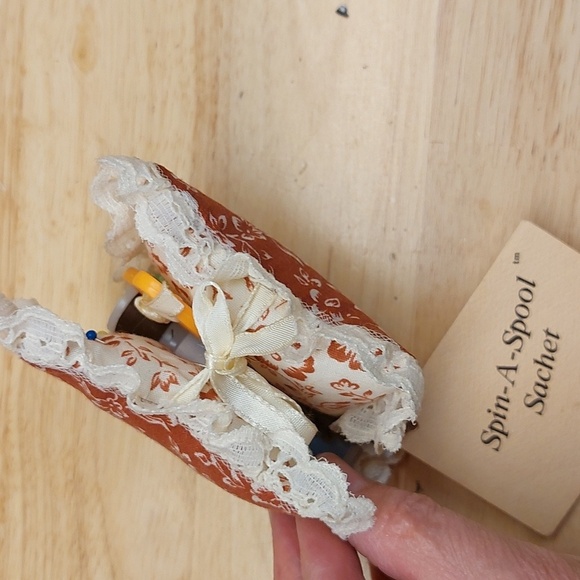 Vintage Mini Sewing kit Floral Lace - Picture 2 of 4